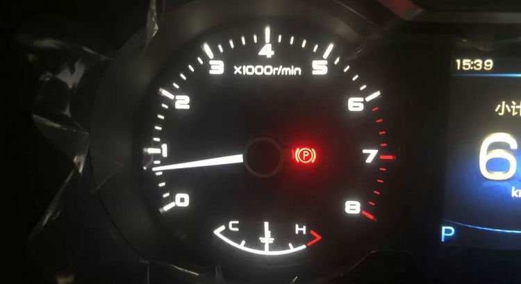 發(fā)動機怠速高降不下來怎么辦 發(fā)動機怠速高怎么辦