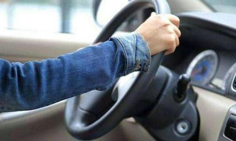 冷車啟動發(fā)動機(jī)抖動是什么原因