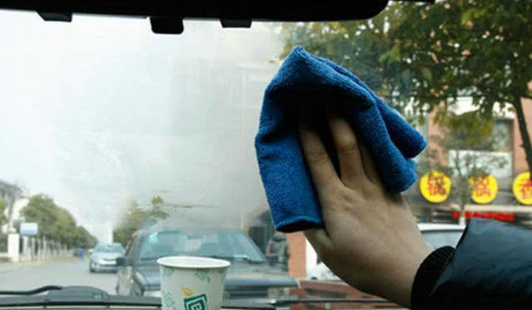 冬天開(kāi)車(chē)開(kāi)暖風(fēng)玻璃有霧氣怎么辦