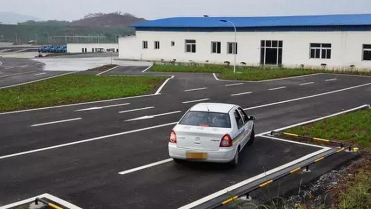 側(cè)方位停車(chē)出庫(kù)時(shí)怎么樣才能不壓線