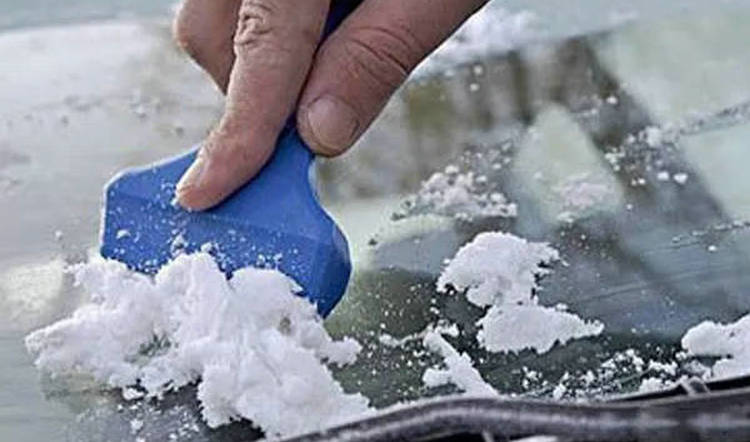 汽車玻璃結冰怎么快速處理