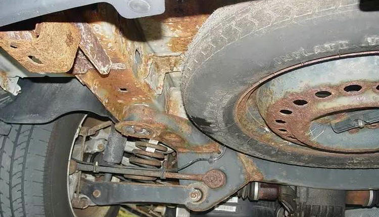 融雪劑對(duì)汽車的危害有哪些