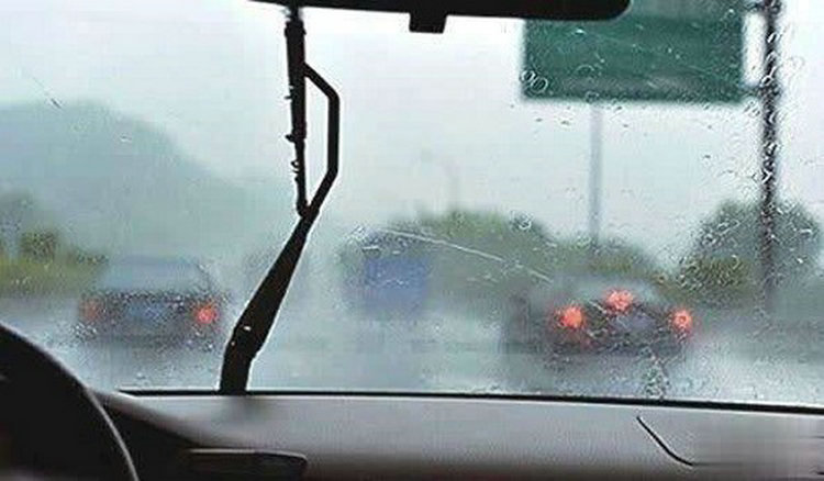 冬天車內(nèi)前擋風(fēng)玻璃有水珠怎么辦