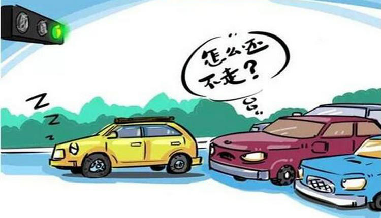 手動(dòng)擋紅綠燈怎么停車與起步