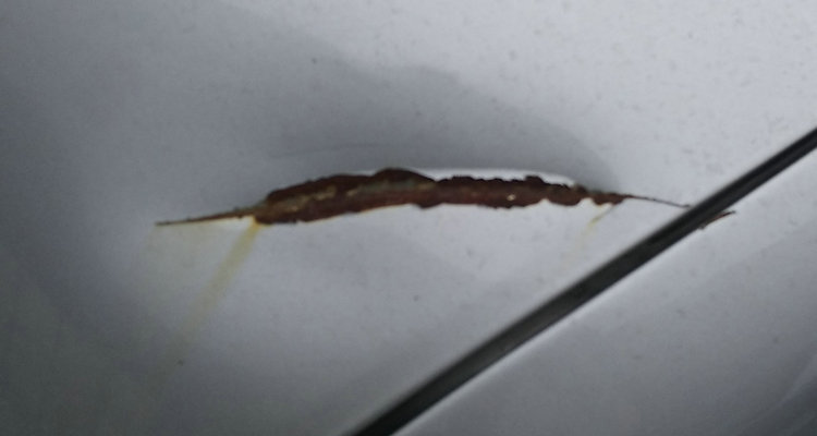 汽車噴漆一年多點(diǎn)會(huì)裂開(kāi)怎么回事