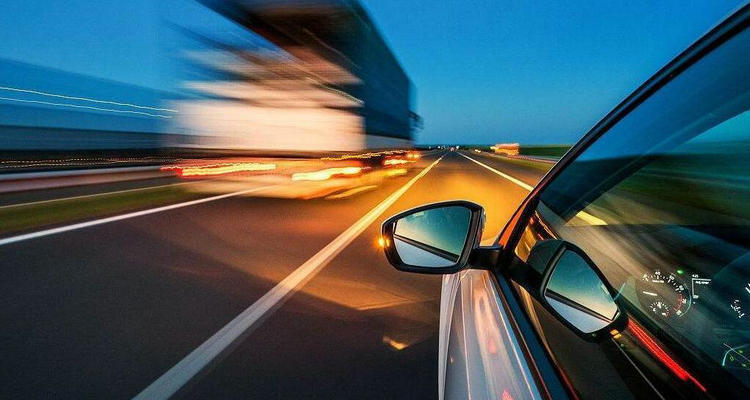 高速跟車(chē)開(kāi)遠(yuǎn)光燈還是近光燈