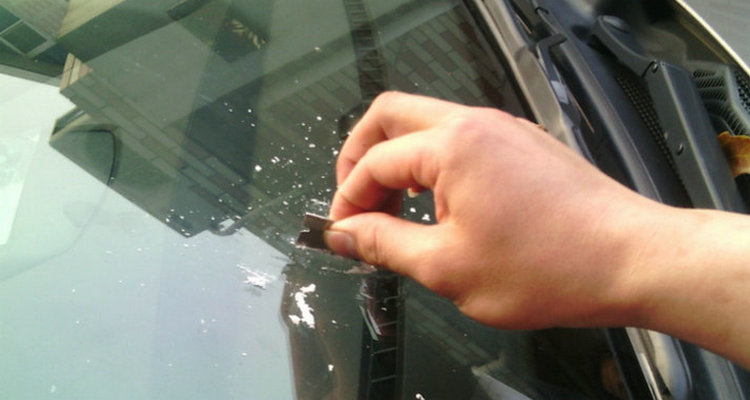 汽車前擋風(fēng)玻璃膜怎么撕掉