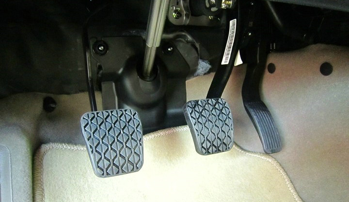 汽車的油門和剎車各在哪個(gè)位置