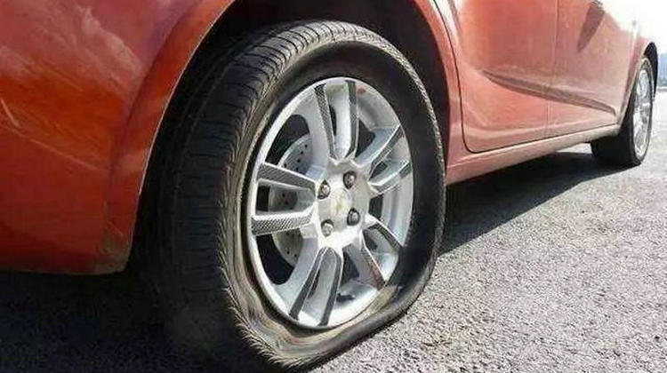 汽車輪胎沒(méi)氣了可以短距離行駛嗎