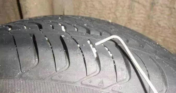 輪胎卡小石頭有沒(méi)有必要摳掉