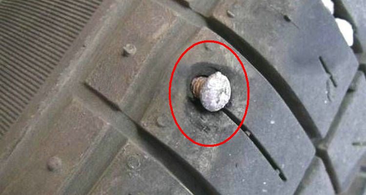 車(chē)輪胎里扎了個(gè)釘子怎么辦
