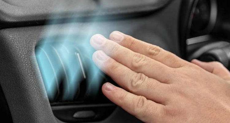 汽車空調吹出來的風酸臭怎么辦