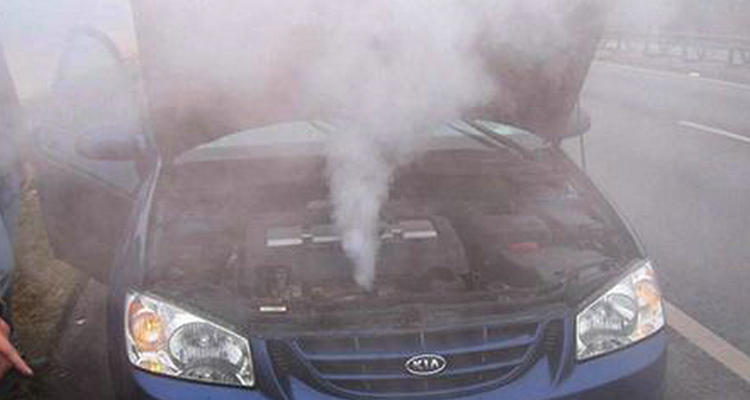 發(fā)動機(jī)缺冷卻液冒煙還能修嗎