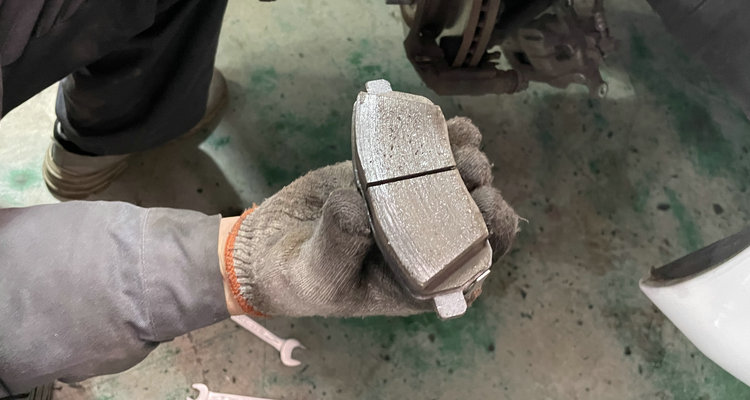 剎車片冒煙還能開車嗎