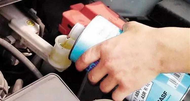 轎車(chē)剎車(chē)油一般多久換一次