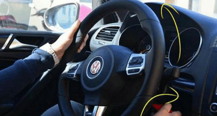 方向盤鎖死左右晃動(dòng)都解不開(kāi)怎么辦