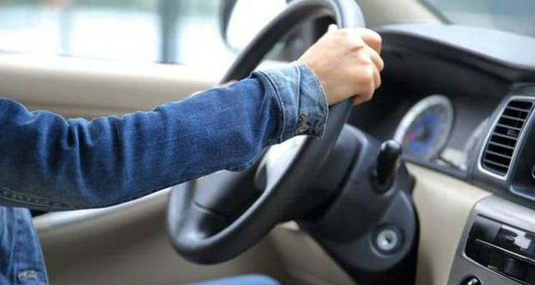 方向盤(pán)鎖死鑰匙擰不動(dòng)旋轉(zhuǎn)也沒(méi)用怎么辦