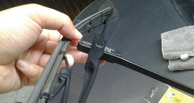 汽車(chē)雨刮器安裝方法