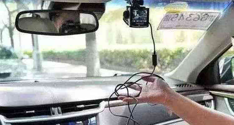 行車(chē)記錄儀連接閱讀燈好嗎