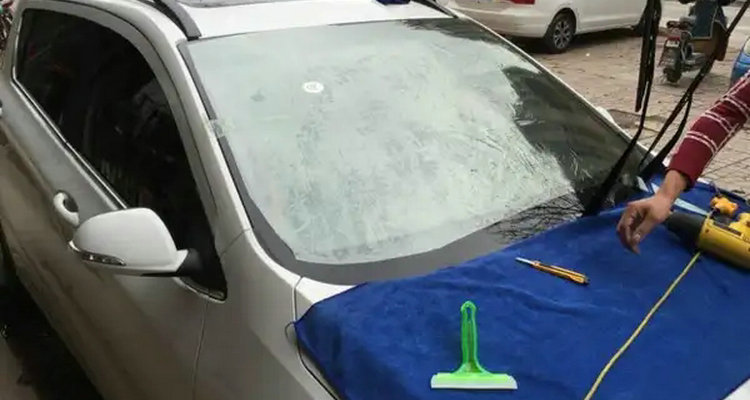 造成汽車(chē)玻璃膜起皺紋的原因是什么