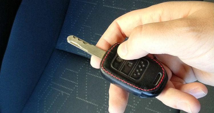 汽車鑰匙鎖車?yán)锪嗽趺崔k