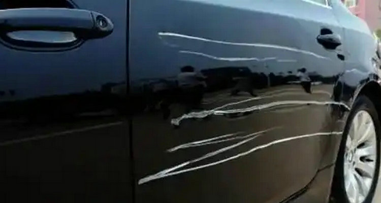 黑車被蹭留下白色劃痕怎么辦