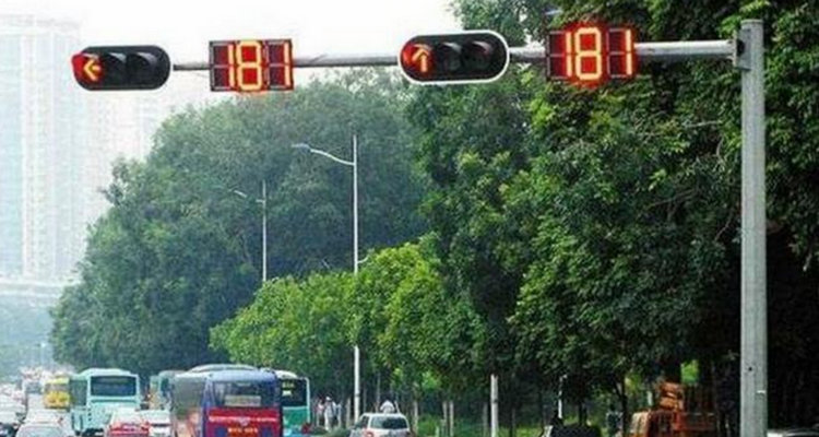 過路口一半紅燈亮了算不算闖紅燈