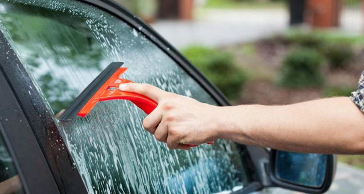如何去除汽車玻璃油膜小妙招
