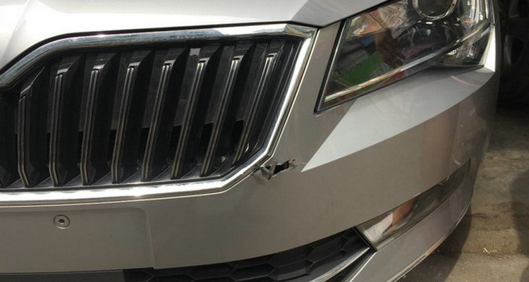 車前唇撞裂了能修補(bǔ)嗎