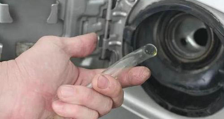 如何從轎車里把汽油抽出來