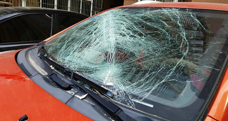 汽車玻璃無緣無故突然爆裂怎么回事