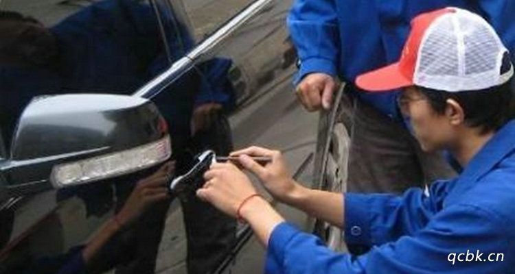 如何取出鎖在車?yán)锏蔫€匙