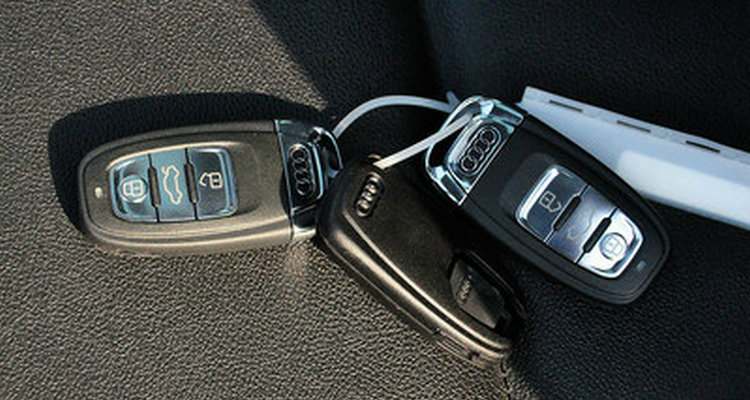 車鑰匙開鎖警報(bào)一直響怎么解除