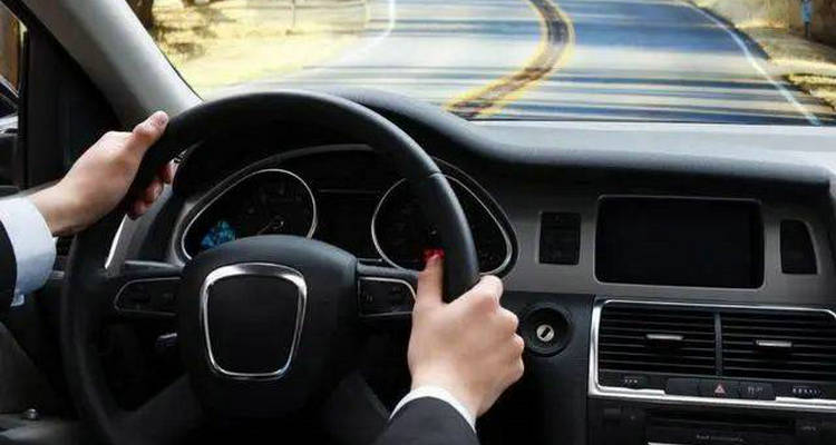 低速踩油門嘎啦嘎啦響怎么回事