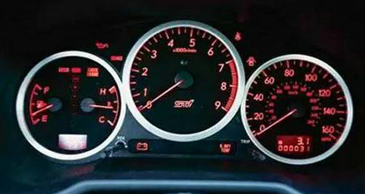 踩剎車(chē)轉(zhuǎn)速升高又回落正常嗎