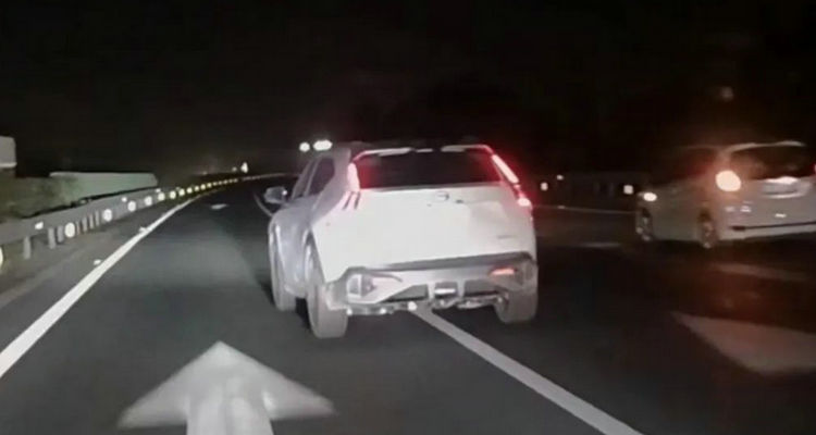 高速上實(shí)線變道扣多少分