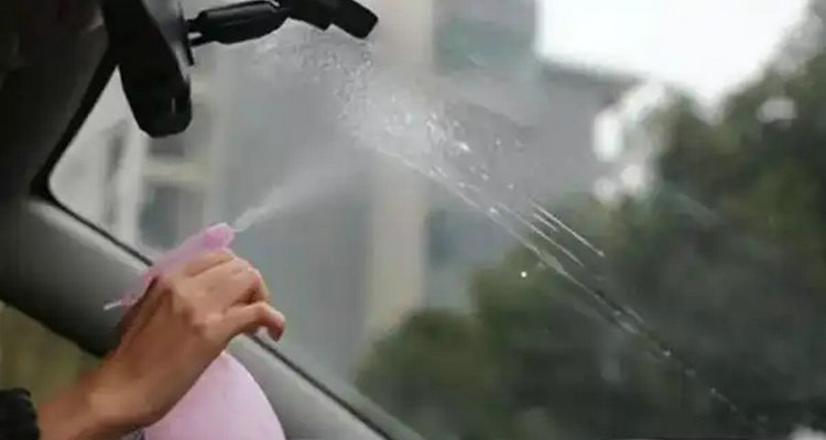 下雨天前擋風起霧怎么辦