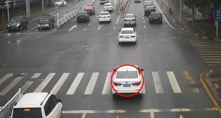 紅燈亮?xí)r越過停止線算闖紅燈嗎