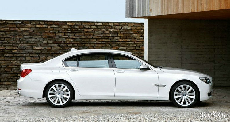 車身上的貼紙?jiān)趺慈コ粋嚻?></i>
          <h3>車身上的貼紙?jiān)趺慈コ粋嚻?/h3>
          <span>美容</span>
          <p class=