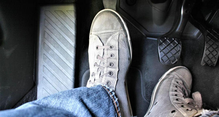 自動擋松油門會慢慢減速嗎