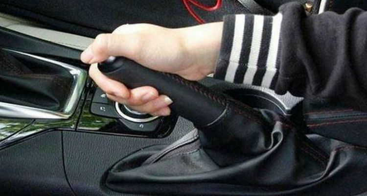 沒(méi)松手剎開(kāi)車(chē)對(duì)車(chē)有什么影響