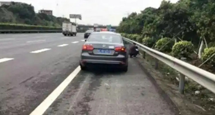 高速路違停怎么處罰 高速路違?？蹘追?></i>
          <h3>高速路違停怎么處罰 高速路違?？蹘追?/h3>
          <span>違章</span>
          <p class=