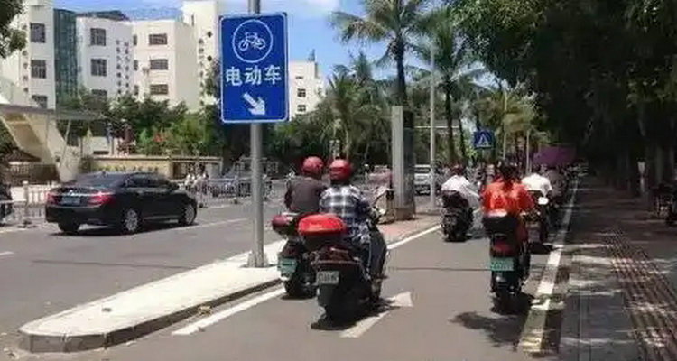 右轉(zhuǎn)時(shí)不小心走了非機(jī)動(dòng)車道扣幾分