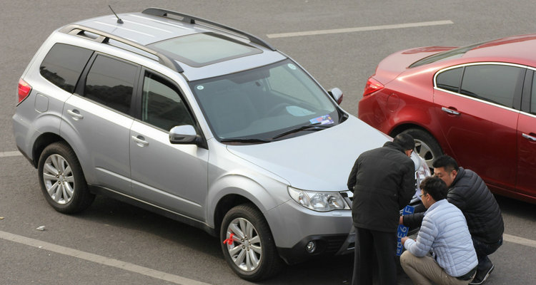 沒(méi)有年審的車出了事故怎么處理