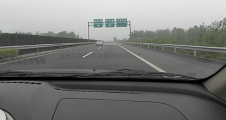 高速上踩剎車方向盤抖動(dòng)什么原因