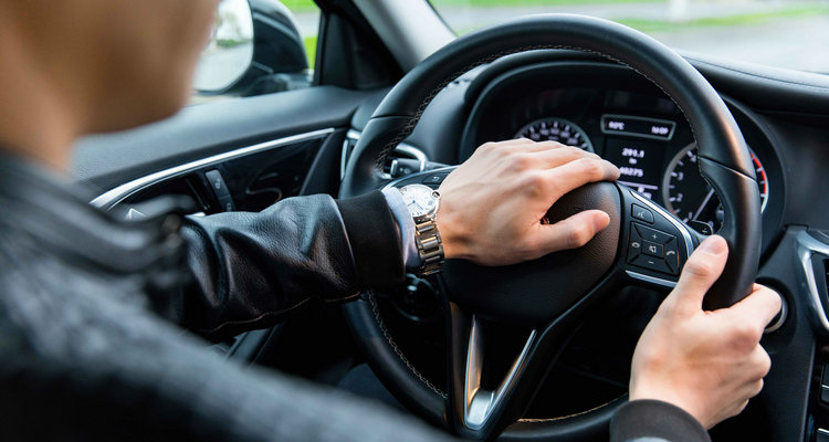 轎車(chē)方向盤(pán)鎖住了怎么辦