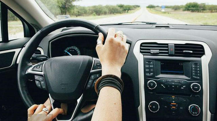 轎車(chē)方向盤(pán)打死是幾圈