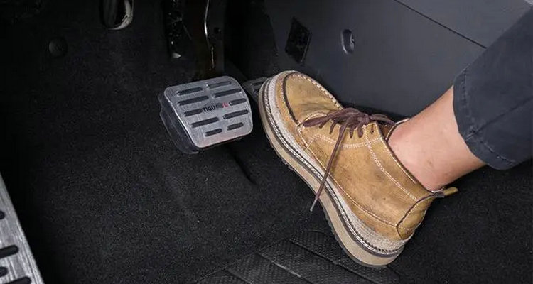 踩剎車剎車踏板發(fā)抖什么原因