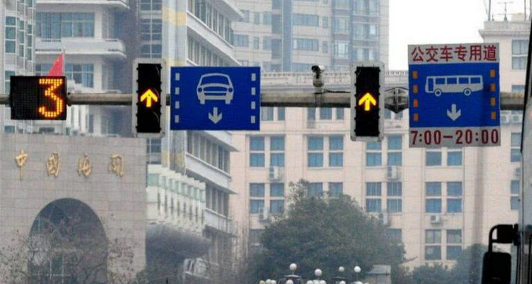 黃燈時(shí)車身過了一半紅燈就亮了算違章嗎