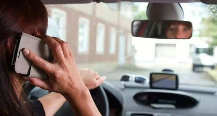 機(jī)動(dòng)車駕駛?cè)舜螂娫捒蹘追?></i>
          <h3>機(jī)動(dòng)車駕駛?cè)舜螂娫捒蹘追?/h3>
          <span>違章</span>
          <p class=